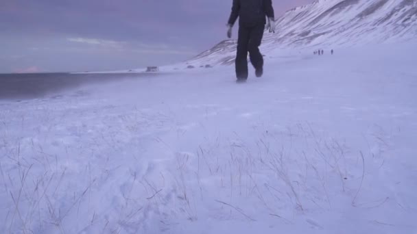 Een eenzame, verloren reiziger gaat door een sterke storm in Spitsbergen. — Stockvideo