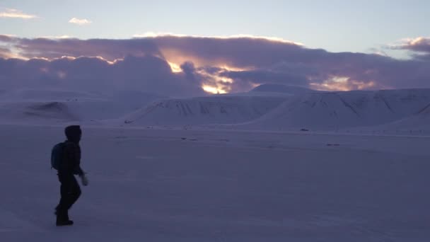 Yalnız, kayıp bir gezgin Svalbard 'da güçlü bir fırtınayla gider.. — Stok video