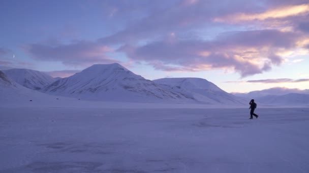 Een eenzame, verloren reiziger gaat door een sterke storm in Spitsbergen. — Stockvideo