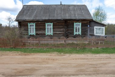 Lauga, yazın Rus köyü. Tahta çitli eski bir kır evi..