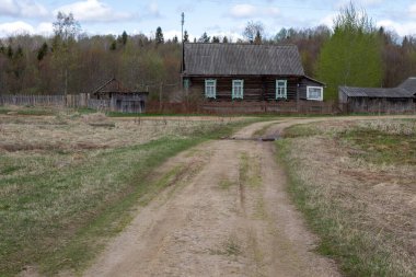 Lauga, yazın Rus köyü. Tahta çitli eski bir kır evi..