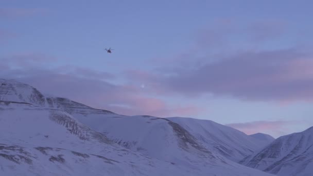 Vrtulník nad zasněženými horami Špicberka. — Stock video