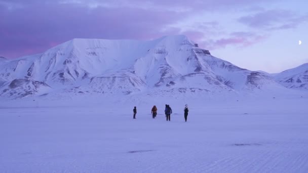 스발바르의 겨울에 여행하는 일단의 사람들. — 비디오