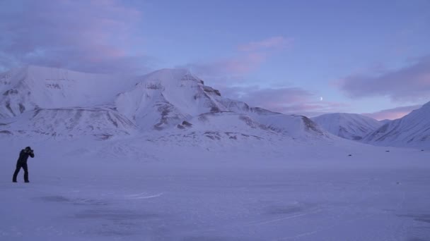 Um viajante perdido e solitário passa por uma tempestade de neve em Svalbard. — Vídeo de Stock