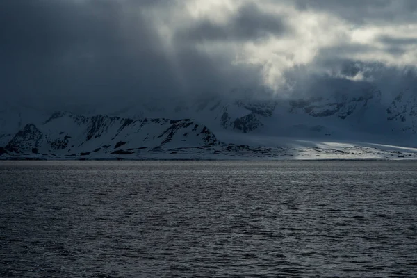 Paesaggio artico drammatico nelle Svalbard. In primo piano il Mare della Groenlandia. — Foto Stock