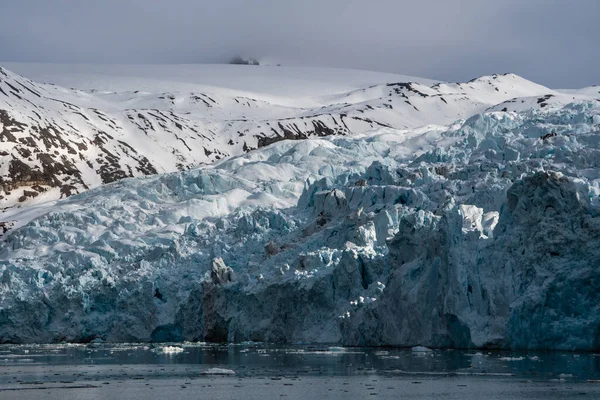 Melting glacier in Svalbard, Norway. The sea is full of ice pieces. — стоковое фото