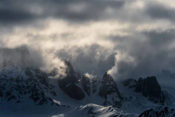 Paisaje dramático de montaña en Svalbard. — Foto de Stock