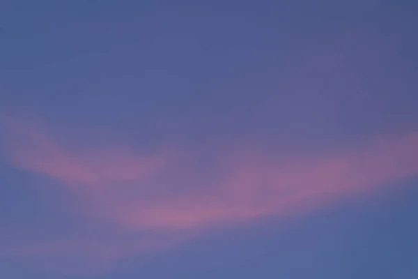 Pôr do sol. Céu azul com nuvem vermelha. Fotografia de fundo. — Fotografia de Stock