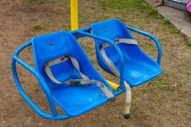 Rusya 'da terk edilmiş bir lunapark. Boş mavi atlıkarınca koltukları.