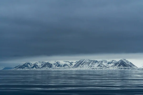 Panoramautsikt över Blå timmen av bergen, snö och hav i Svalbard, Norge. — Stockfoto