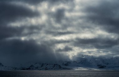 Svalbard 'daki dramatik dağ manzarası. Ön planda Grönland Denizi.