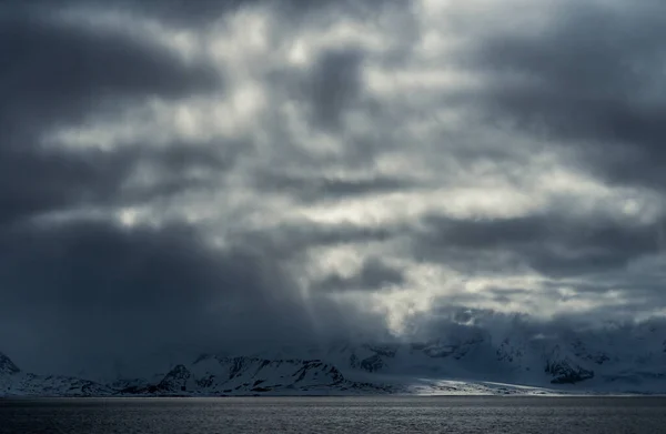 Paisagem de montanha dramática em Svalbard. Em primeiro plano, o Mar da Gronelândia. — Fotografia de Stock