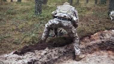 Askerler çam ormanında bir siper hazırlıyor. Saldırıya hazırlanılıyor..