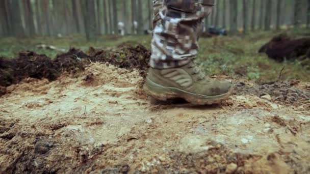 Солдаты готовят траншею в сосновом лесу. Подготовка к атаке. — стоковое видео