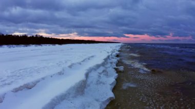 Kışın Baltık Denizi 'nin en üst manzarası Kışın doğanın havadan görünüşü.