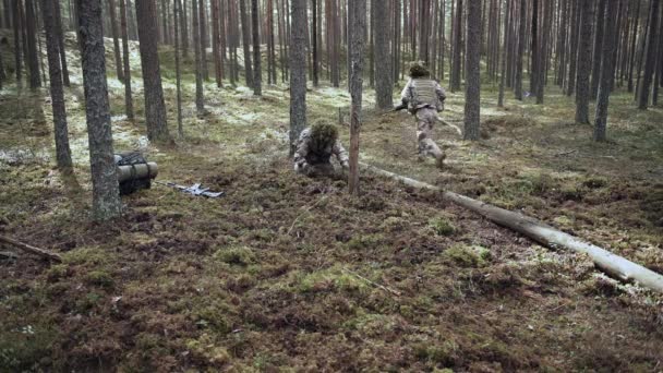 Soldaten maken een loopgraaf in een dennenbos. Voorbereiding van de aanval. — Stockvideo