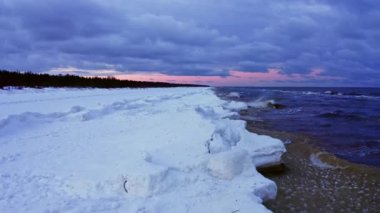Kışın Baltık Denizi 'nin en üst manzarası Kışın doğanın havadan görünüşü.