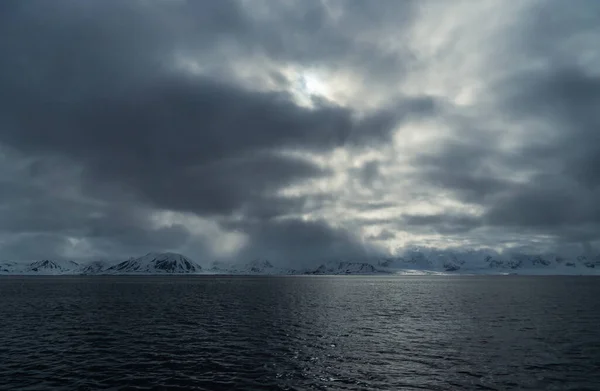 Dramatic Arctic Mountain Landscape Svalbard Dramatic Clouds Snowy Mountains Arctic — ストック写真