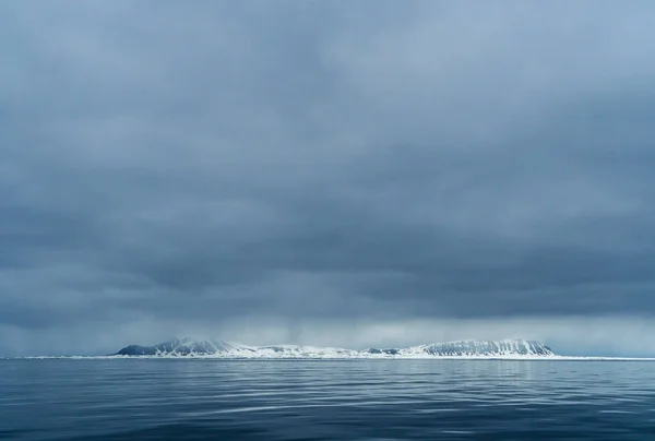 Panoramisch Uitzicht Blue Hour Landschap Van Spitsbergen Archipel Met Zee — Stockfoto