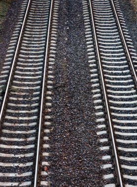 Yukarıdan paralel tren rayları görünüyor. İki şekilde... yüksek kaliteli fotoğraf.