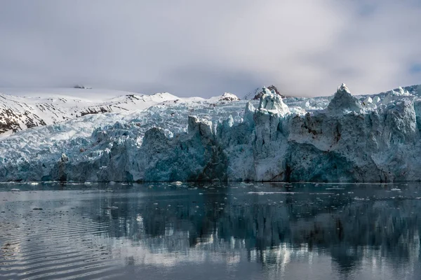 Smeltende Gletsjer Spitsbergen Noorwegen Blauw Gletsjerijs Hoge Kwaliteit Foto — Stockfoto