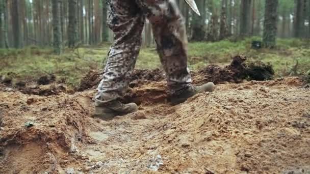 Солдат Нато Выкапывает Готовит Траншею Сосновом Лесу Готовлюсь Атаке Высококачественные — стоковое видео