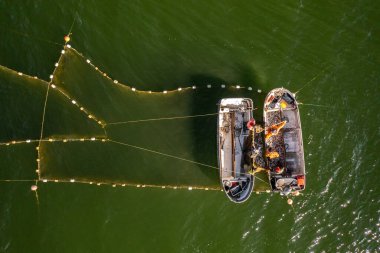 Balık tuzakları ve balıkçıların ringa balıklarını teknelerine yüklediği Baltık Denizi manzarası. Drone fotoğrafı.