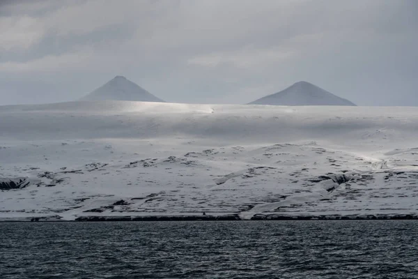 蓝色时间的全景 斯瓦尔巴群岛的风景 伴随着大海 群山和壮观的天空 漆黑平静的大海 白雪覆盖着群山和漆黑的天空 高质量的照片 — 图库照片