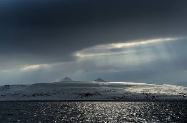 Vista Panorâmica Hora Azul Paisagem Arquipélago Svalbard Com Mar Montanhas — Fotografia de Stock