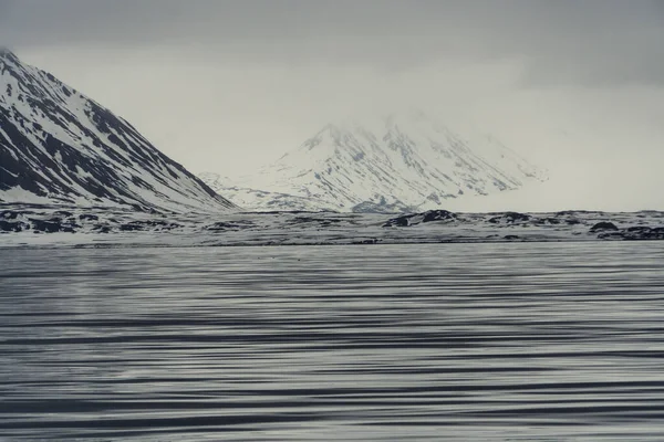 Панорама Блакитної Години Ландшафт Архіпелагу Свальбард Морем Горами Драматичним Небом — стокове фото
