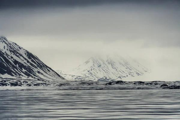 Panoramautsikt Över Blå Timme Landskap Svalbard Skärgård Med Havet Bergen — Stockfoto