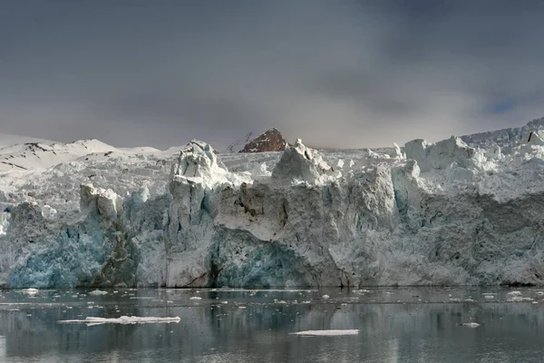 Smeltende Gletsjer Spitsbergen Noorwegen Blauw Gletsjerijs Hoge Kwaliteit Foto — Stockfoto