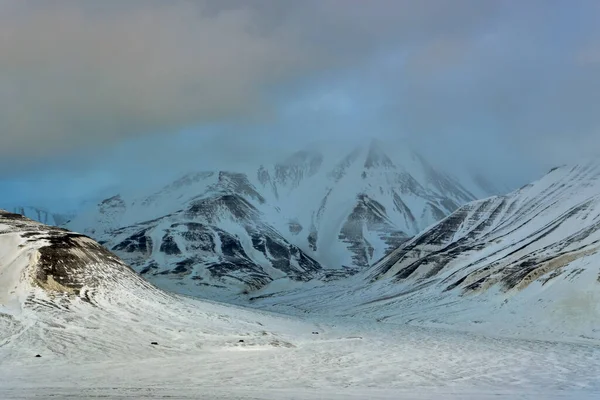 Close Uma Montanha Nevada Textura Paisagem Norte Noruega Svalbard Foto — Fotografia de Stock
