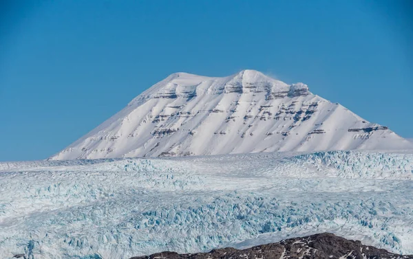 Spitsbergen, Longyearbyen, Svalbard 'daki buzul dağlarının Norveç manzarası. Kuzey Buz Denizi Kış Kutup Günü boyunca.