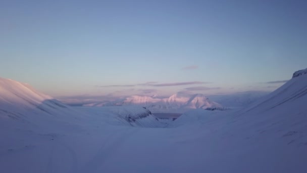 Drone Volo Vicino Longyearbyen Sole Che Tramonta Dietro Montagne Innevate — Video Stock