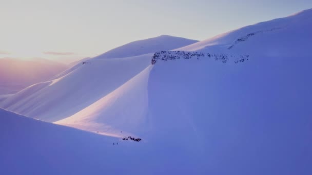 Voo Drone Perto Longyearbyen Pôr Sol Atrás Das Montanhas Nevadas — Vídeo de Stock