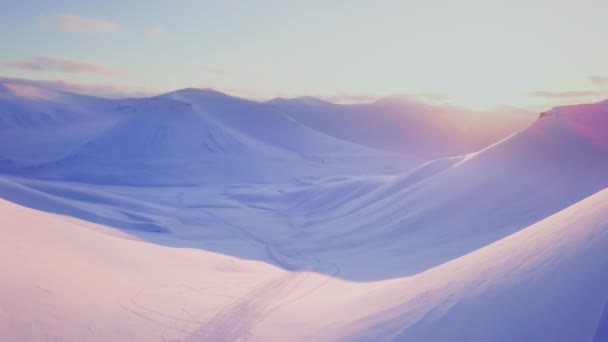 Lot Dronem Koło Longyearbyen Słońce Zachodzi Śnieżnymi Górami Svalbardzie Lot — Wideo stockowe