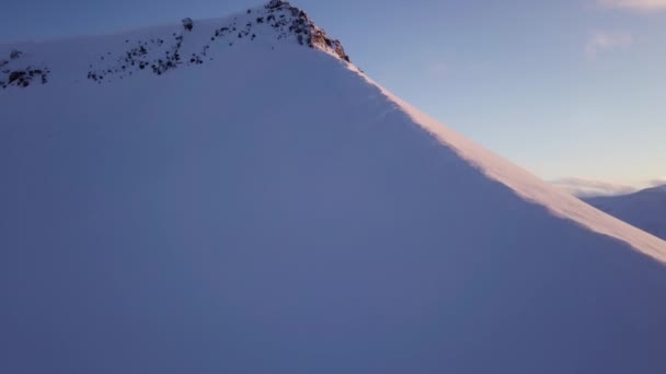 Drone Vlucht Bij Longyearbyen Zon Gaat Onder Achter Besneeuwde Bergen — Stockvideo