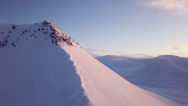 Drone Flight Longyearbyen Sun Setting Snowy Mountains Svalbard Flight Cliff — Vídeos de Stock
