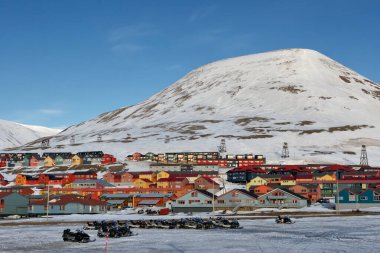 Longyearbyen, Svalbard, dünyanın en kuzeykasaba renkli dağ evleri Satır. Svalbard, Norveç ve Kuzey Kutbu arasında norveç'in bir takımadasıdır..