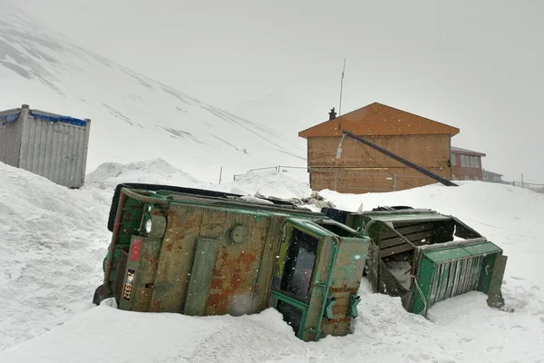 Car Overturned Avalanche Longearbyen Svalbard Winter Time High Quality Photo —  Fotos de Stock