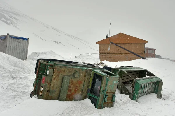 Longearbyen, Svalbard 'da bir çığ tarafından devrilmiş bir araba. Kış zamanı. Yüksek kalite fotoğraf