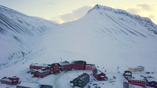 Aerial View Longyearbyen Svalbard Winter Colorful Houses Snow Capped Mountains — Αρχείο Βίντεο