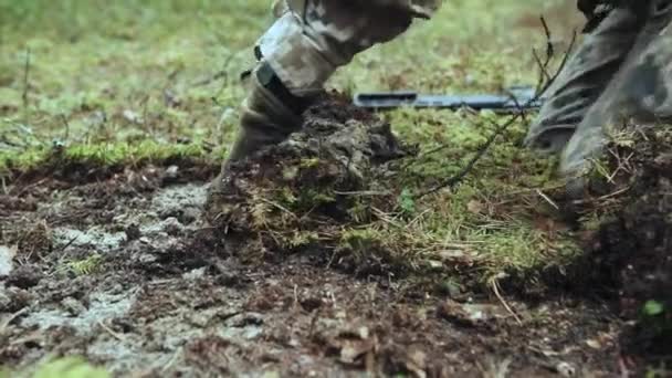 Soldados Otan Cavan Una Trinchera Bosque Pinos Preparándose Para Ataque — Vídeo de stock