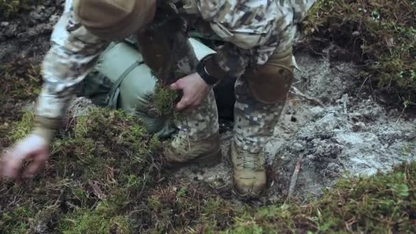 北约士兵在松树林中挖壕沟 准备攻击 优质Fullhd影片 — 图库视频影像
