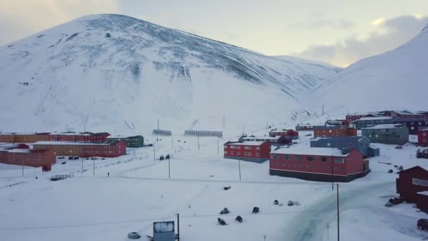 Aerial View Longyearbyen Svalbard Winter Colorful Houses Snow Capped Mountains — 비디오