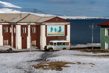 Barentsburg Rus şehir Arctic içinde güneşli hava ve mavi gökyüzü kışın Spitsbergen adalar üzerinde peyzaj. 