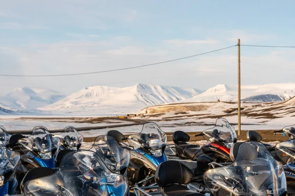 Parking Snowmobiles Longyearbyen Spitsbergen Svalbard Many Snowmobiles Background Small Town — Fotografia de Stock