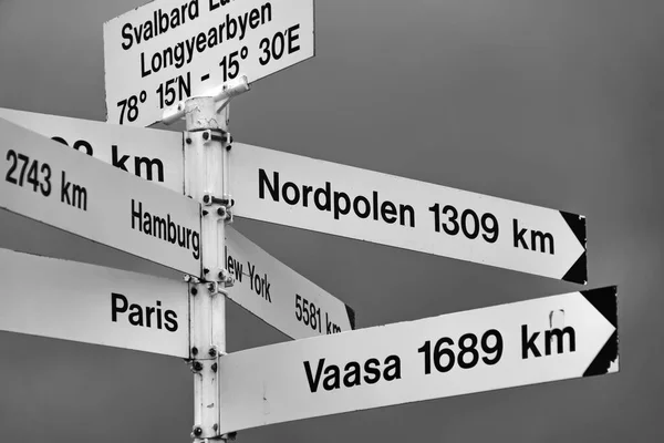 Big Pole Directions Signs Distances Cities World North Pole Blue — Stockfoto