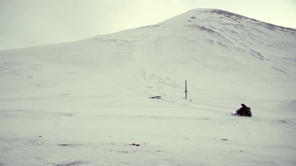 Sneeuwscooter Rijden Door Het Arctische Winterlandschap Spitsbergen Spitsbergen Avontuur Hoge — Stockvideo